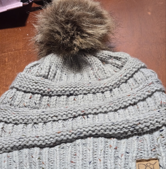 D&Y Gray Knit Beanie with Faux Fur Pom - Picture 1 of 6